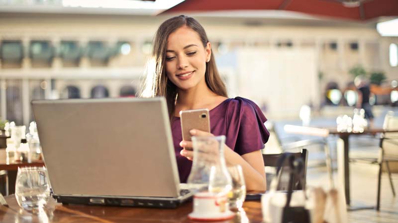 woman-using-laptop-and-mobile-800x450 woman-using-laptop-and-mobile-800x450